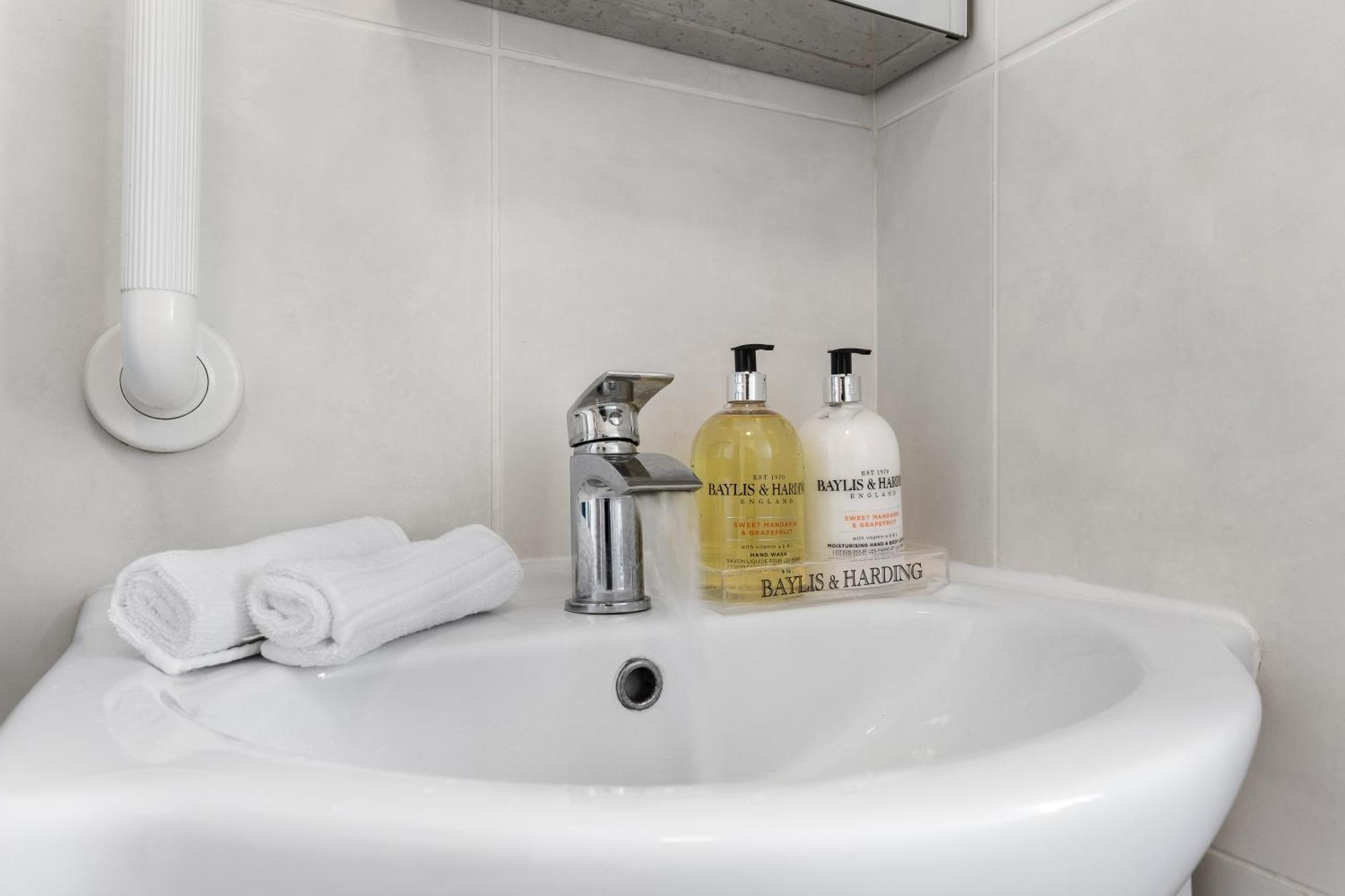Clapham Serenity Garden Retreat With Free Parking London Exterior photo
